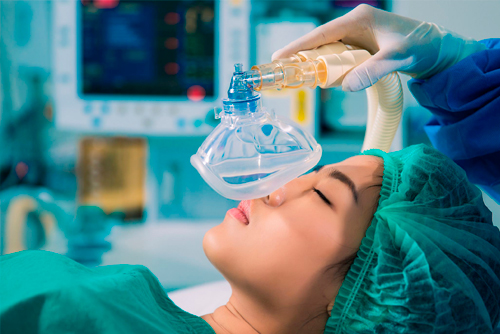 Anestesia — aplicação de máscara anestésica em paciente durante procedimento cirúrgico